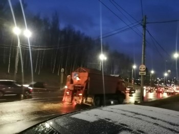 Нижегородские мосты и съезды начали посыпать песко-соляной смесью