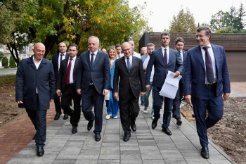 Сергей Кириенко и Глеб Никитин осмотрели благоустройство сквера