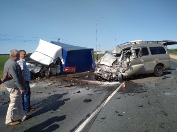 Движение транспорта по М-5 в Пензенской области ограничено из-за столкновения микроавтобуса с "ГАЗелью"