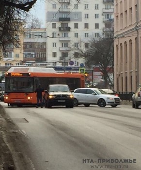 Движение в центре Нижнего Новгорода парализовано из-за ДТП с участием муниципального автобуса и маршрутки