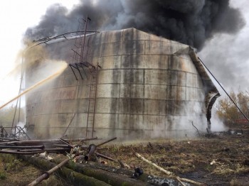 Резервуар загорелся на территории недействующего предприятия в промзоне Сормова в Нижнем Новгороде