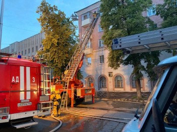 Площадь пожара в жилом доме в Казани превысила 1,6 тыс. кв. м.