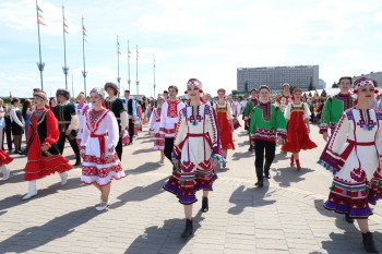 В Нижнем Новгороде более 2 тысяч человек растянули триколор
