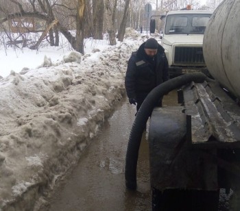 Сормовские коммунальщики с начала марта откачали 1940 кубометров талых вод