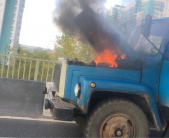 Грузовик загорелся на Молитовском мосту в Нижнем Новгороде