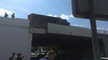 Грузовик перевернулся на Канавинском мосту Нижнего Новгорода