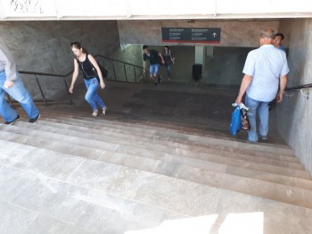 Ступени на спуске в подземный переход со стороны Гордеевского универмага в Канавинском районе Нижнего Новгорода восстановлены