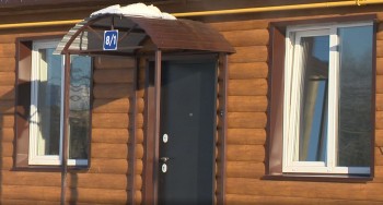 Жители ветхих и аварийных домов в поселке Сатис получили ключи от новых квартир