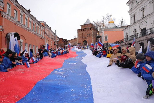 Более 600 нижегородцев приняли участие в разворачивании 100-метрового флага в День народного единства Более 600 нижегородцев приняли участие в разворачивании 100-метрового флага в День народного единства