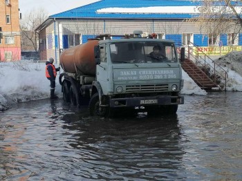 Откачка талых вод ведётся на улицах Нижнего Новгорода