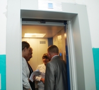 Леонид Черкесов проверил ход реализации муниципальной программы по замене лифтов в Калининском районе Чебоксар