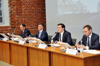 Министр труда и социальной защиты РФ Максим Топилин  проводит в Нижнем Новгороде совещание по снижению уровня бедности в российских регионах