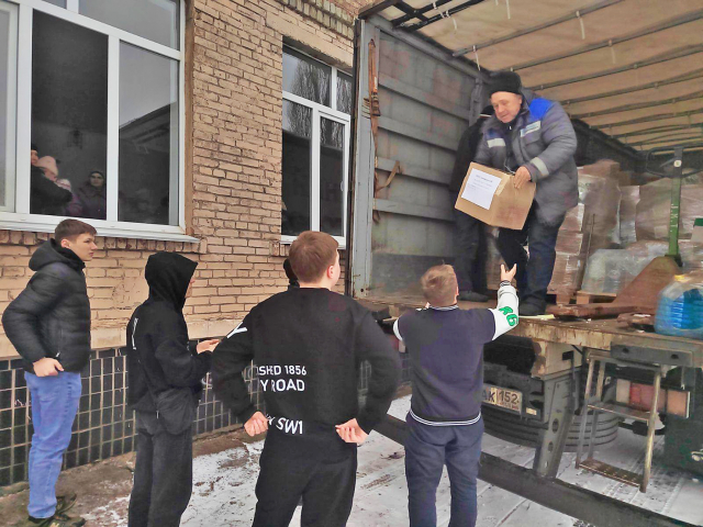 Работники АПЗ приняли участие в сборе гуманитарного груза для российских военнослужащих и жителей Донбасса