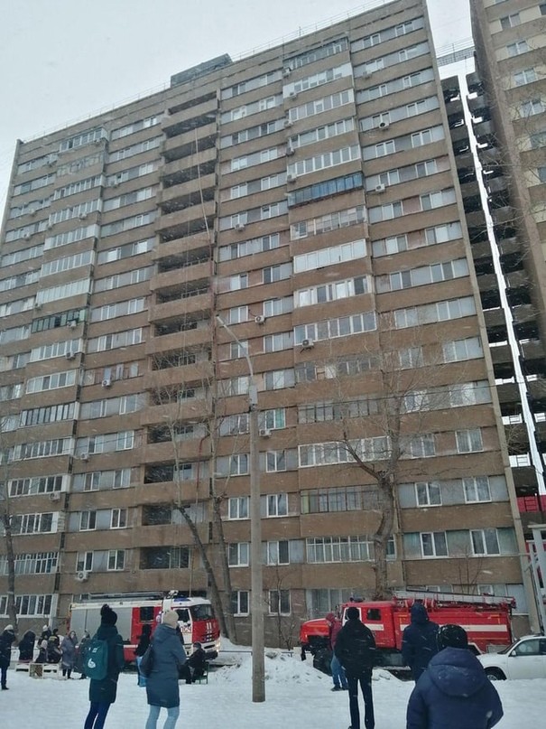 Более 50 человек эвакуировали из горящего подъезда в Оренбурге Более 50 человек эвакуировали из горящего подъезда в Оренбурге