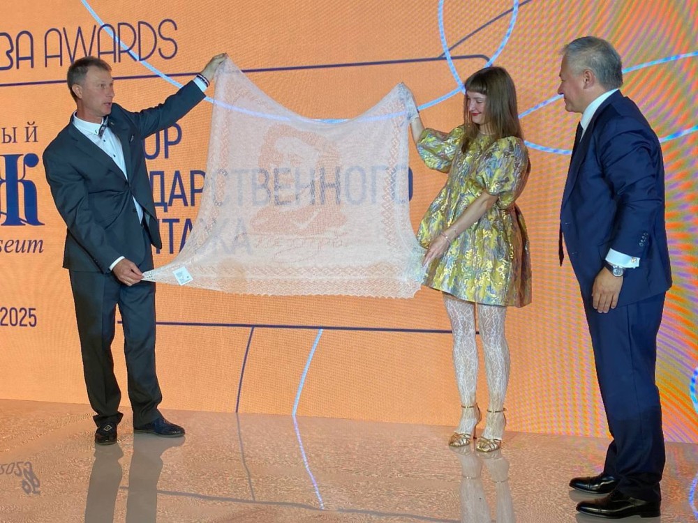 Пуховый платок с портретом Петра I изготовили на оренбургской фабрике