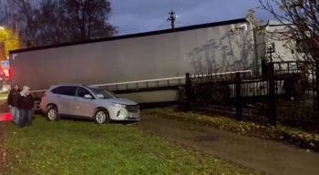 Нетрезвый водитель фуры снёс машины и забор у церкви Иоанна Богослова в Выксе