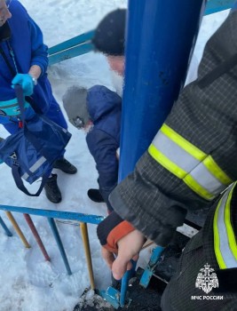 Спасатели освободили застрявшего на горке ребенка в Ижевске