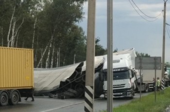 Сложившаяся пополам фура перекрыла движение на М-7 в Нижегородской области