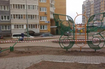 Детские площадки Чебоксар обнесены оградительными сигнальными лентами
