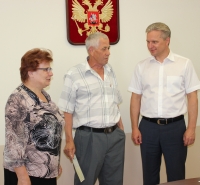 Димитров вручил семье Раковых государственный сертификат, позволяющий улучшить жилищные условия