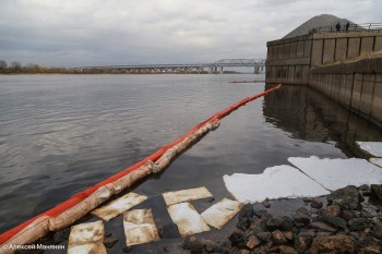 Около 1,5 тыс. литров нефтепродуктов собрано с поверхности Волги в районе Бурнаковской низины Нижнего Новгорода