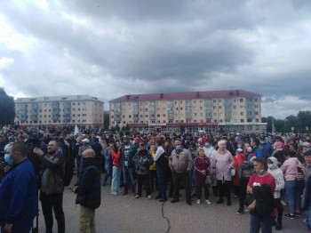Стихийный митинг с требованием отставки главы Ишимбайского района проходит в Башкирии (ВИДЕО)