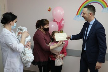 Приехавшую с Донбасса в Нижегородскую область Ольгу Фоминову выписали из больницы после рождения дочери