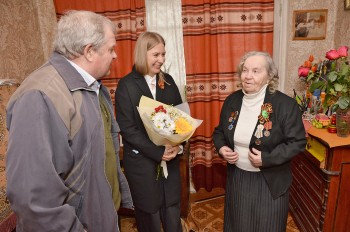 Делегация АО &quot;АПЗ&quot; в преддверии Дня Победы навестила почетных ветеранов завода