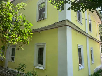 Фасад дома на улице Ульянова отремонтировали после вмешательства нижегородской жилинспекции