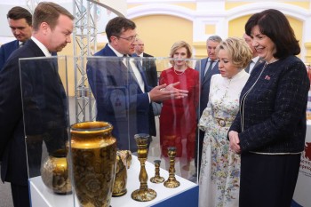 Валентине Матвиенко и Наталье Кочановой представили выставку изделий НХП на Форуме креативных территорий