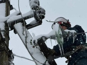 Энергетики пяти регионов восстанавливают электроснабжение в Чувашии