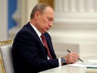 Владимир Путин подписал закон об увеличении пенсионного возраста государственным и муниципальным служащим на 5 и 8 лет