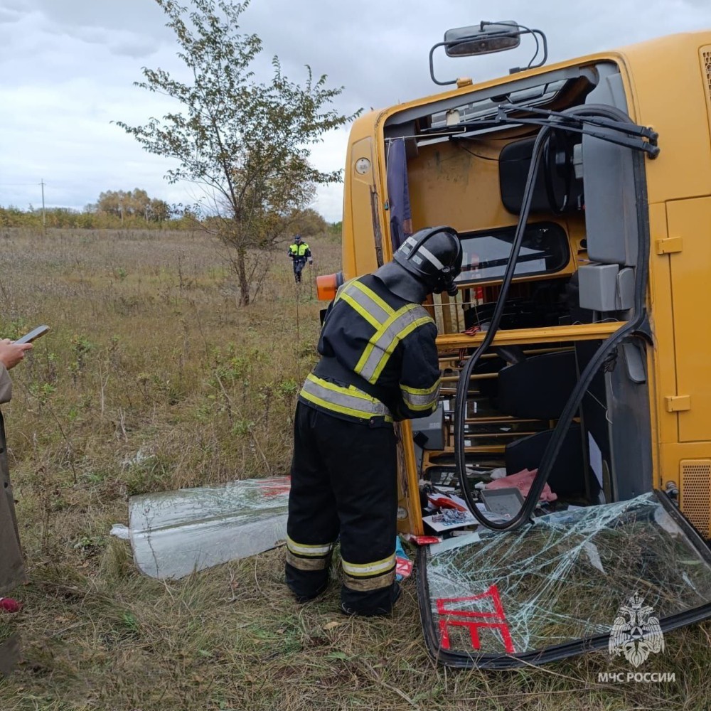 Школьный автобус перевернулся в Башкирии