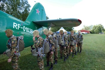 Участники нижегородского лагеря &quot;Хочу стать десантником&quot; прыгнут с парашютом 