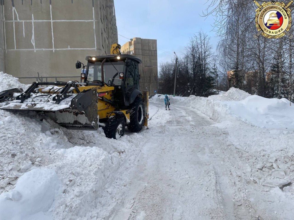 Снегоуборочный трактор ковшом разбил голову женщине в Чебоксарах