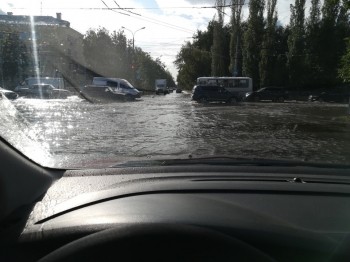 Причины утечки на водопроводе, затопившей дорогу на пересечении проспектов Ильча и Октября в Нижнем Новгороде, планируется устранить к ночи 23 августа