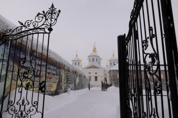 Бизнесмен через суд требует участок со стеной Крестовоздвиженского монастыря