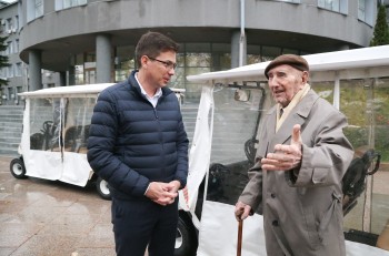 Юрий Шалабаев провел экскурсию по Кремлю для 100- летнего участника войны Дмитрия Задорожного