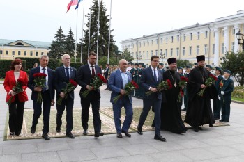 Возложение цветов к памятнику князю Георгию Всеволодовичу и святителю Симону Суздальскому прошло в Нижегородском кремле