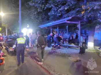 Две женщины погибли из-за влетевшей в остановку иномарки в Нижнем Новгороде Две женщины погибли из-за влетевшей в остановку иномарки в Нижнем Новгороде