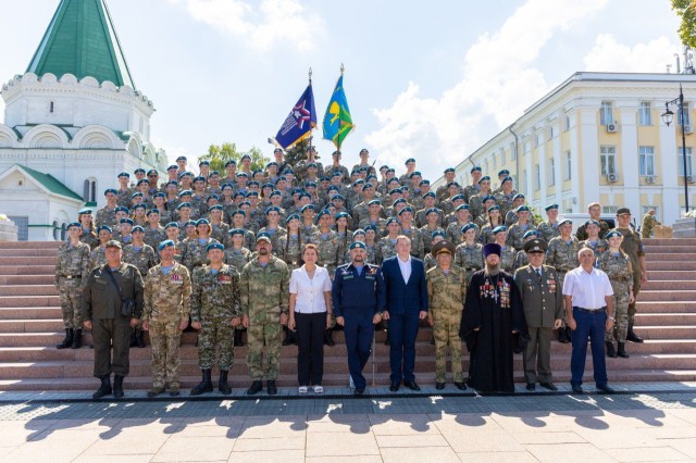 46 нижегородских школьников получили награды за первый прыжок с парашютом