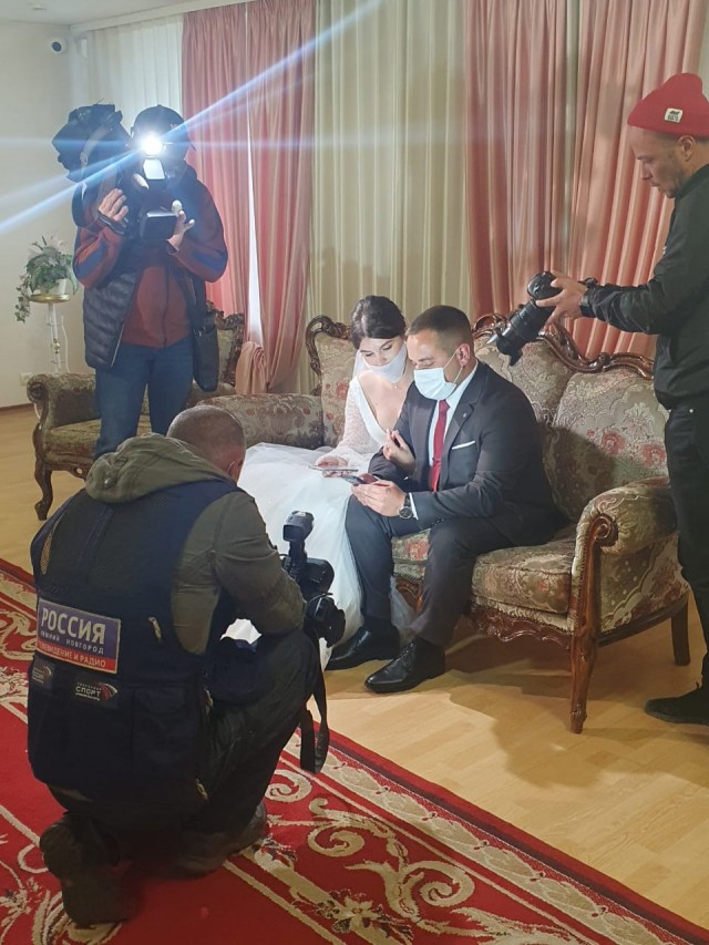 Нижегородские молодожены проголосовали дистанционно перед регистрацией брака