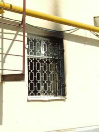 Дополнено: В Н.Новгороде неизвестные злоумышленники бросили три бутылки с зажигательной смесью в здание Ленинского РУВД (фото)