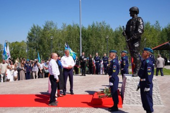 Памятник Герою России Максиму Серафимову открыли в Башкирии Памятник Герою России Максиму Серафимову открыли в Башкирии