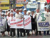 Около 40 человек приняли участие в акции протеста против засорения телевизионного эфира у здания Нижегородского телецентра