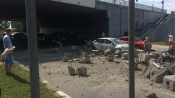 Мужчина и малолетний ребенок травмированы из-за падения бетонных блоков из кузова КАМАЗа в ДТП на Канавинском мосту Нижнего Новгорода