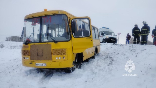 Автобус со школьниками съехал в кювет в Башкирии