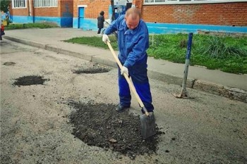 Ямочный ремонт организован во дворах Чебоксар после электронных жалоб жителей