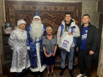 Волонтеры  передали для нижегородцев старшего поколения новогодние подарки