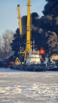 Погибший мужчина мог находиться внутри горящего плавкрана под Нижним Новгородом